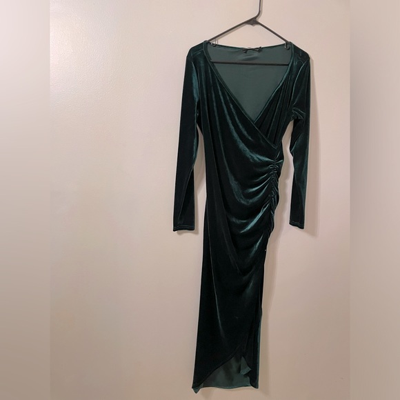 Long Sleeve Green Velvet Midi Dress - Picture 3 of 4